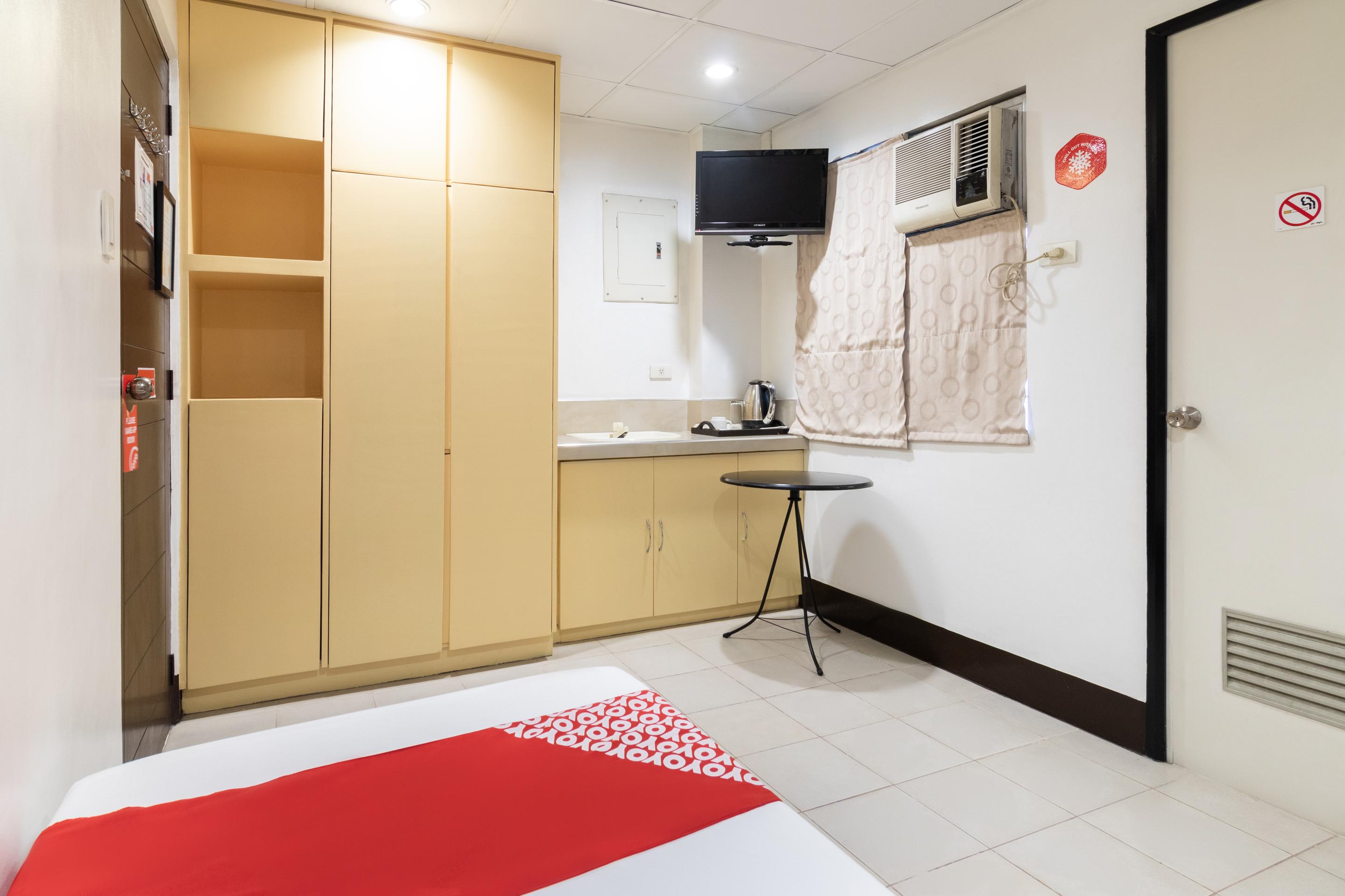 Vaccinated Staff - OYO 107 Orange Nest Hotel Manila Exterior foto