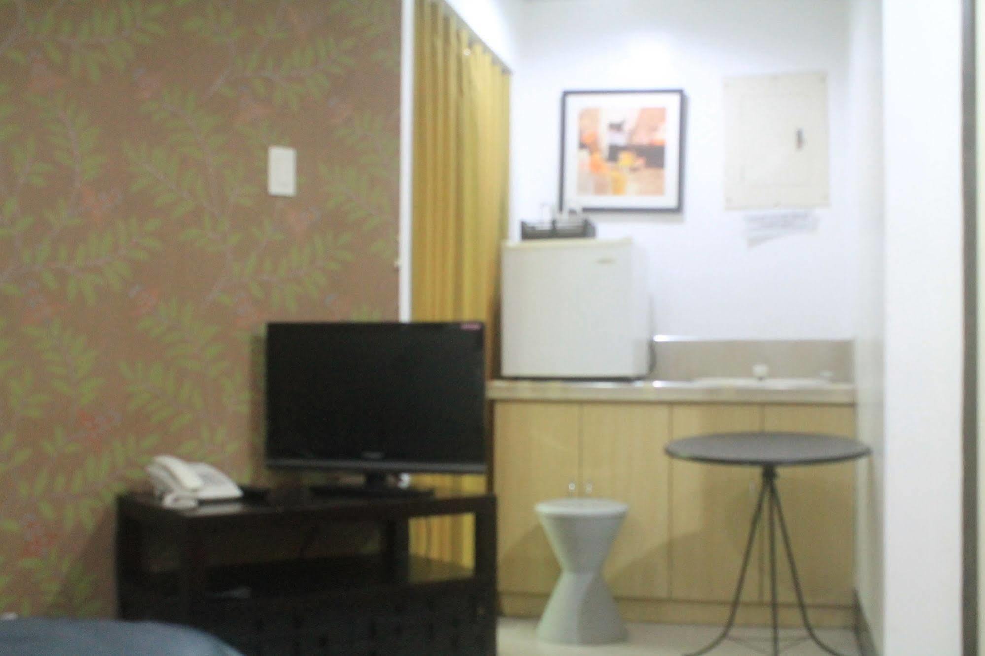 Vaccinated Staff - OYO 107 Orange Nest Hotel Manila Exterior foto
