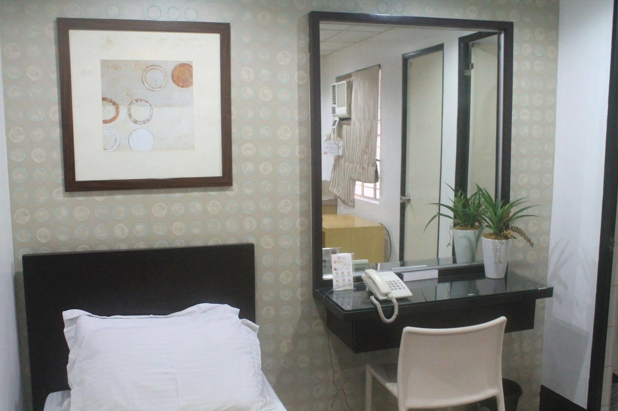Vaccinated Staff - OYO 107 Orange Nest Hotel Manila Exterior foto