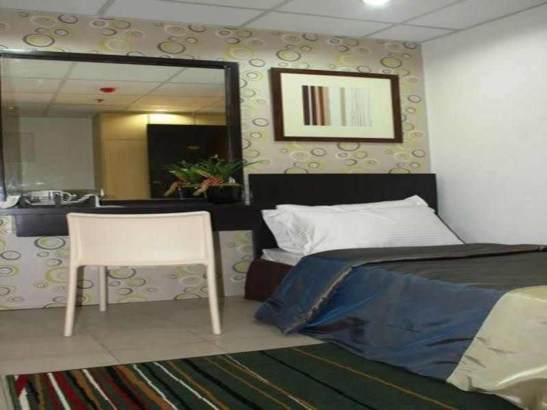 Vaccinated Staff - OYO 107 Orange Nest Hotel Manila Exterior foto