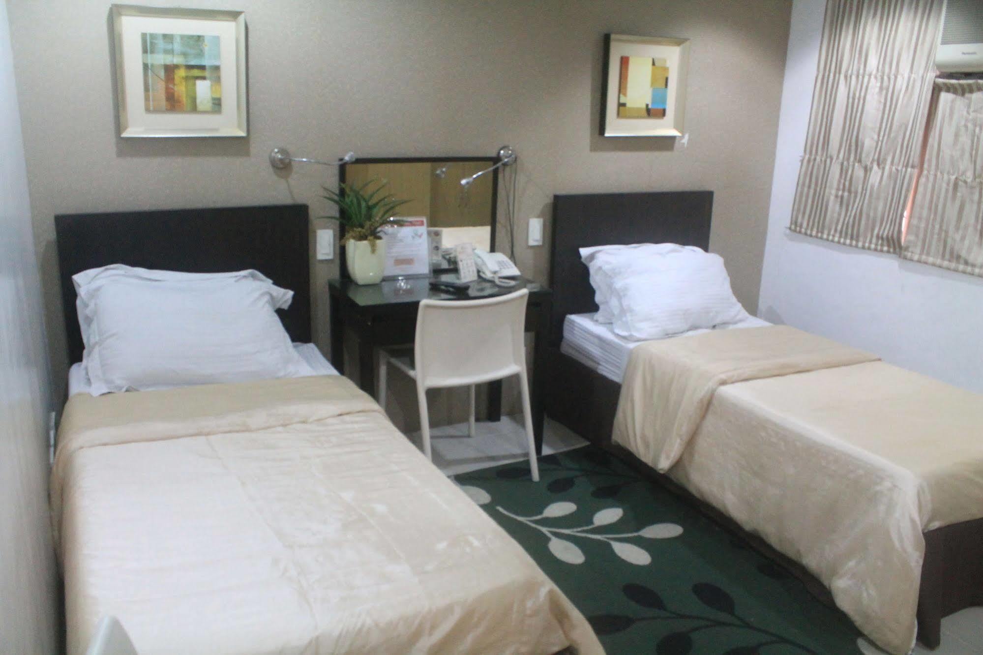 Vaccinated Staff - OYO 107 Orange Nest Hotel Manila Exterior foto