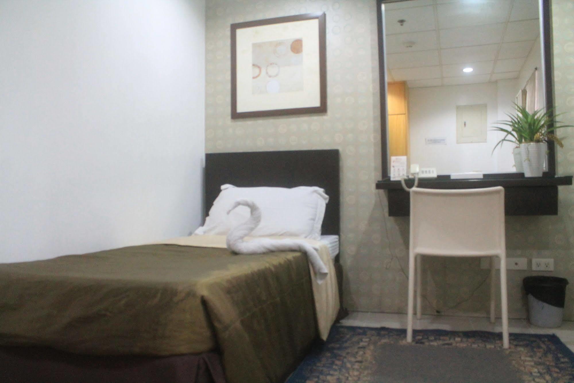 Vaccinated Staff - OYO 107 Orange Nest Hotel Manila Exterior foto