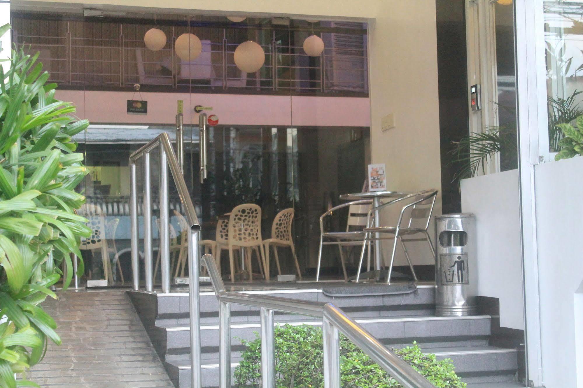 Vaccinated Staff - OYO 107 Orange Nest Hotel Manila Exterior foto