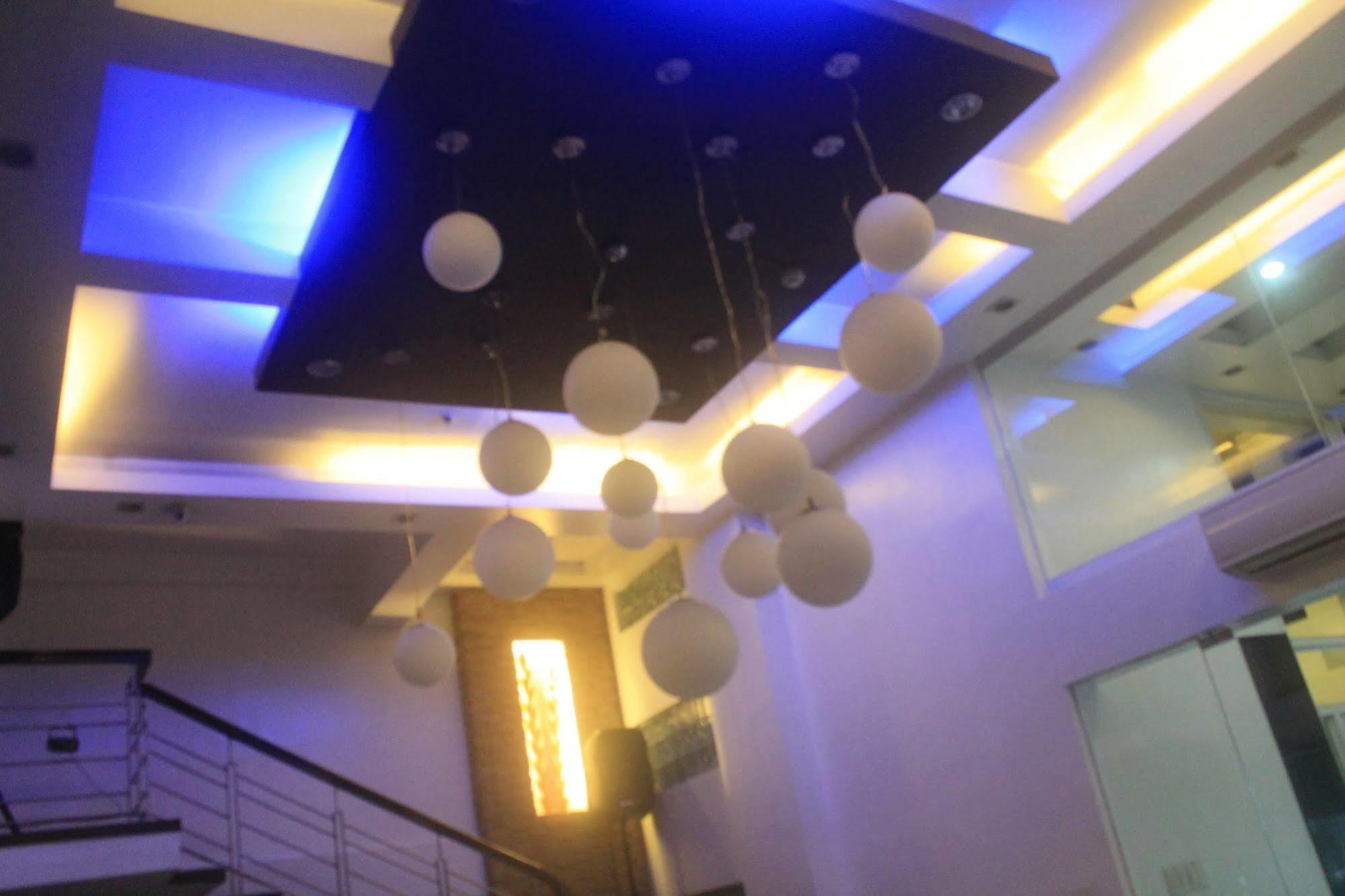 Vaccinated Staff - OYO 107 Orange Nest Hotel Manila Exterior foto
